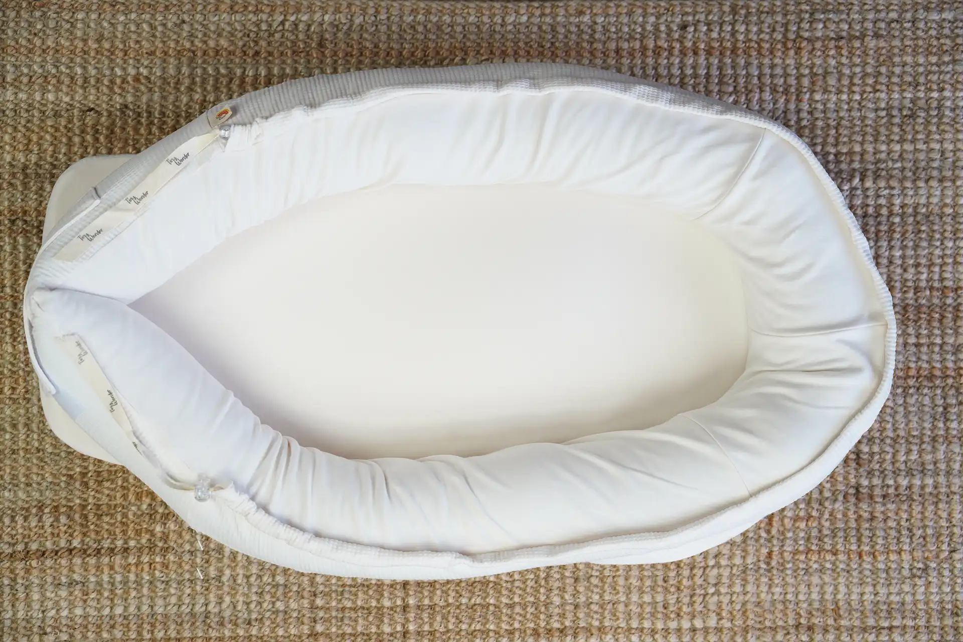 Tiny Wonder Babynestchen auf einem Teppich von oben fotografiert