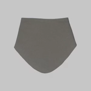 Geschlossenes Halstuch für Neugeborene in der Farbe Haselnuss, verstellbar mit Druckknöpfen, aus hochwertiger Bio-Baumwolle