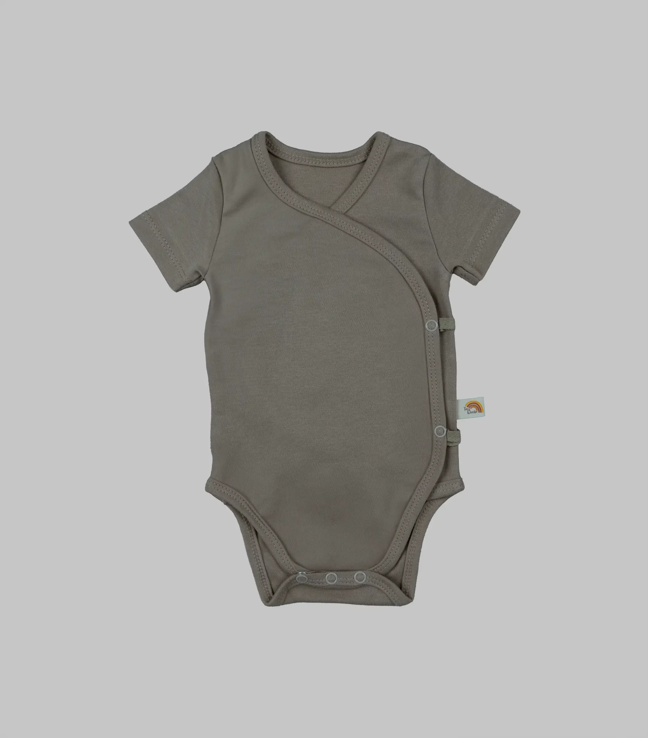 Kurzarm Wickelbody in der Farbe Haselnuss für Neugeborene aus Bio-Baumwolle