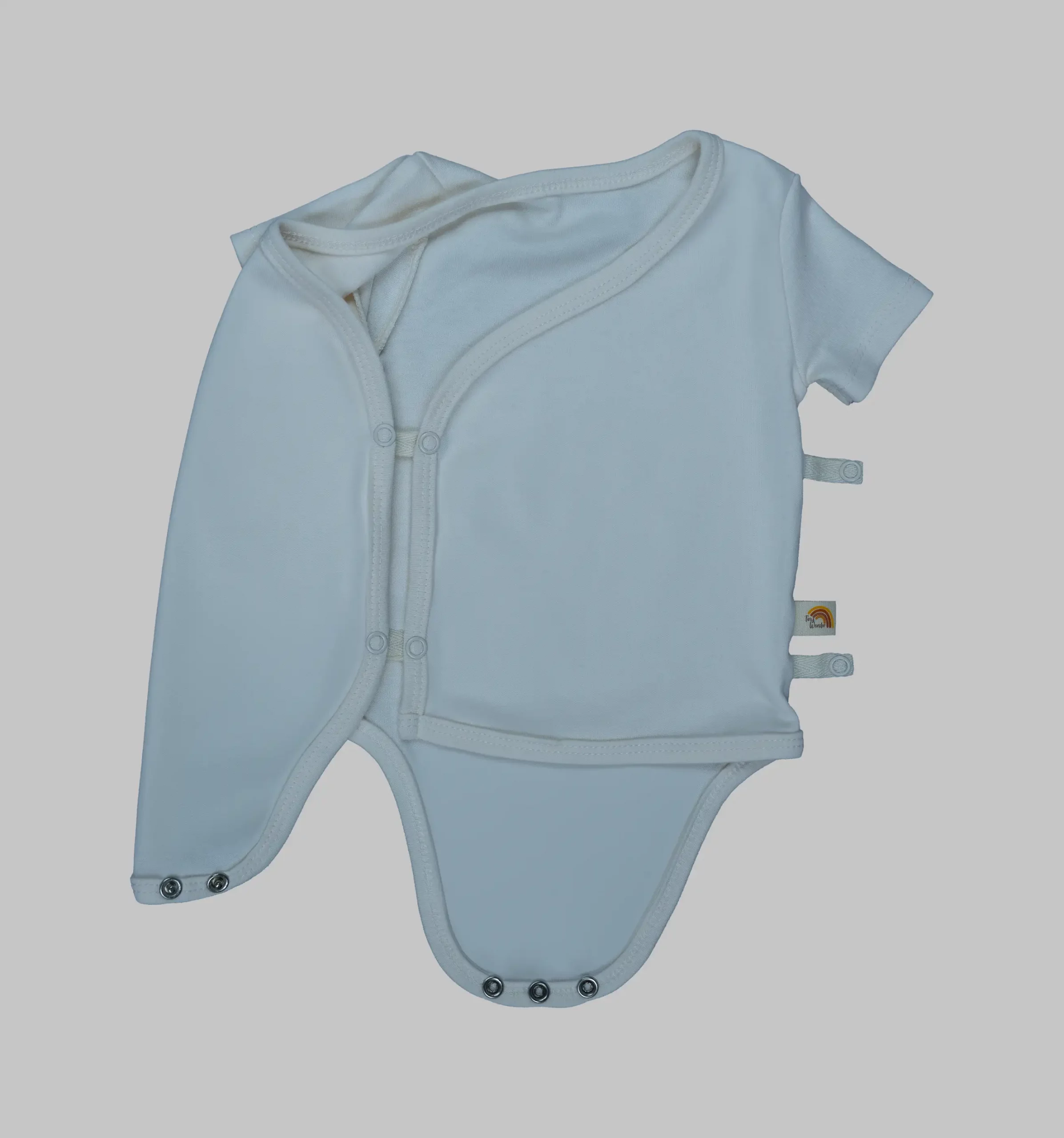 Kurzarm Wickelbody in der Farbe Natur für Neugeborene, halb offen dargestellt