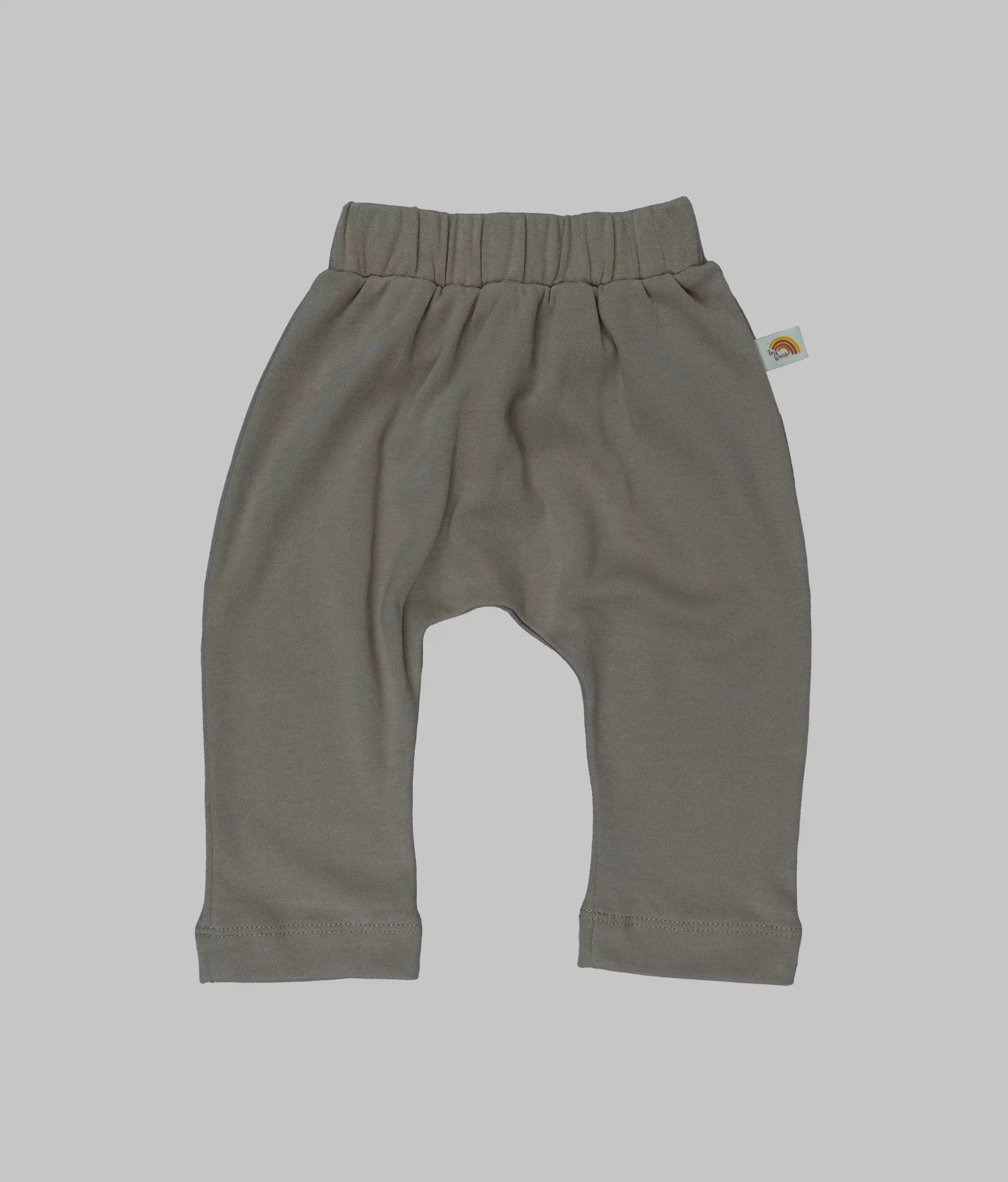 Schlupfhose in der Farbe Haselnuss, aus weicher Bio-Baumwolle, ideal für Neugeborene und ist sanft zur Haut. Schlupfhose in der Farbe Haselnuss für Neugeborene aus Bio-Baumwolle