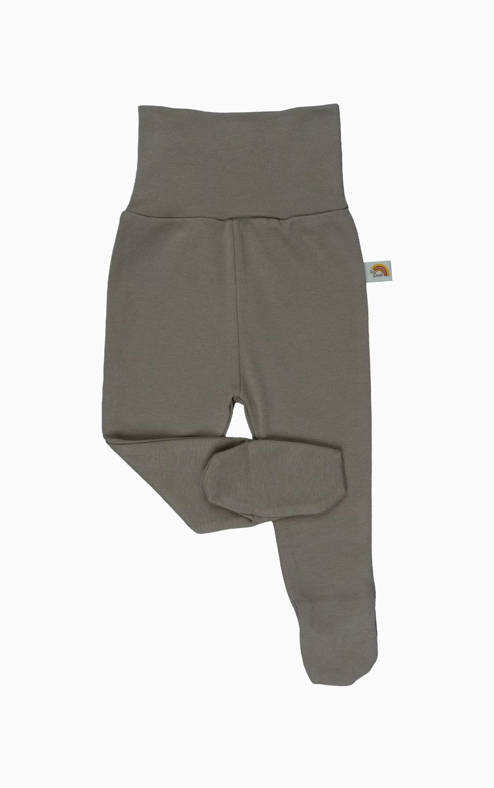 Strampelhose in der Farbe Haselnuss aus Bio-Baumwolle mit hohem Bund und integrierten Füßchen für Neugeborene