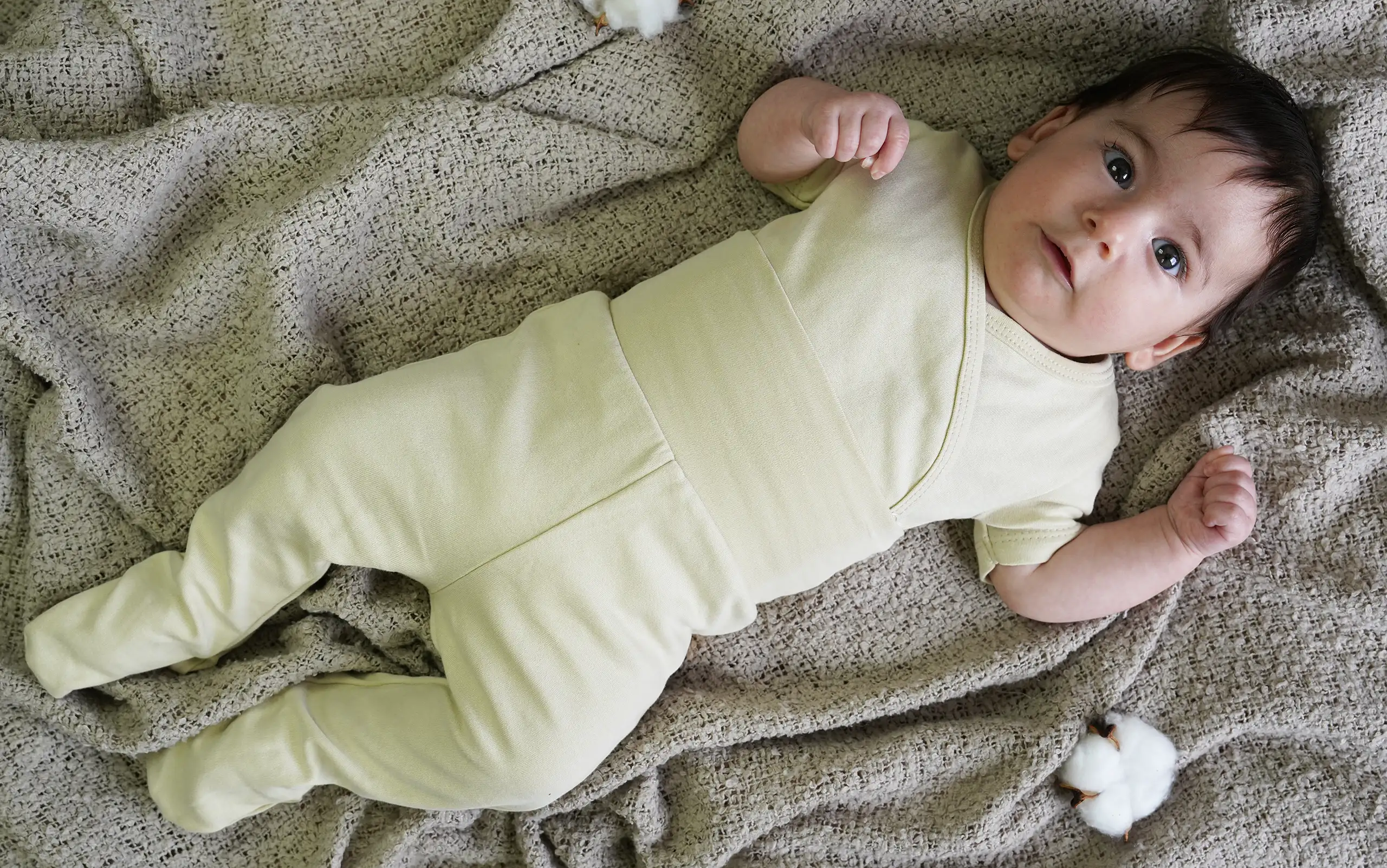 Neugeborene Strampelhose aus Bio-Baumwolle in der Farbe Creme-Gold