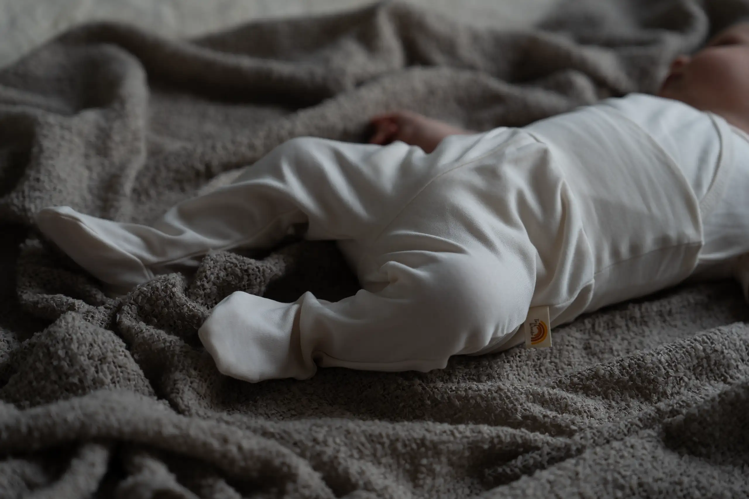 Neugeborenes in unserer Strampelhose in der Farbe Natur, hoher Bund und integrierte Füßchen