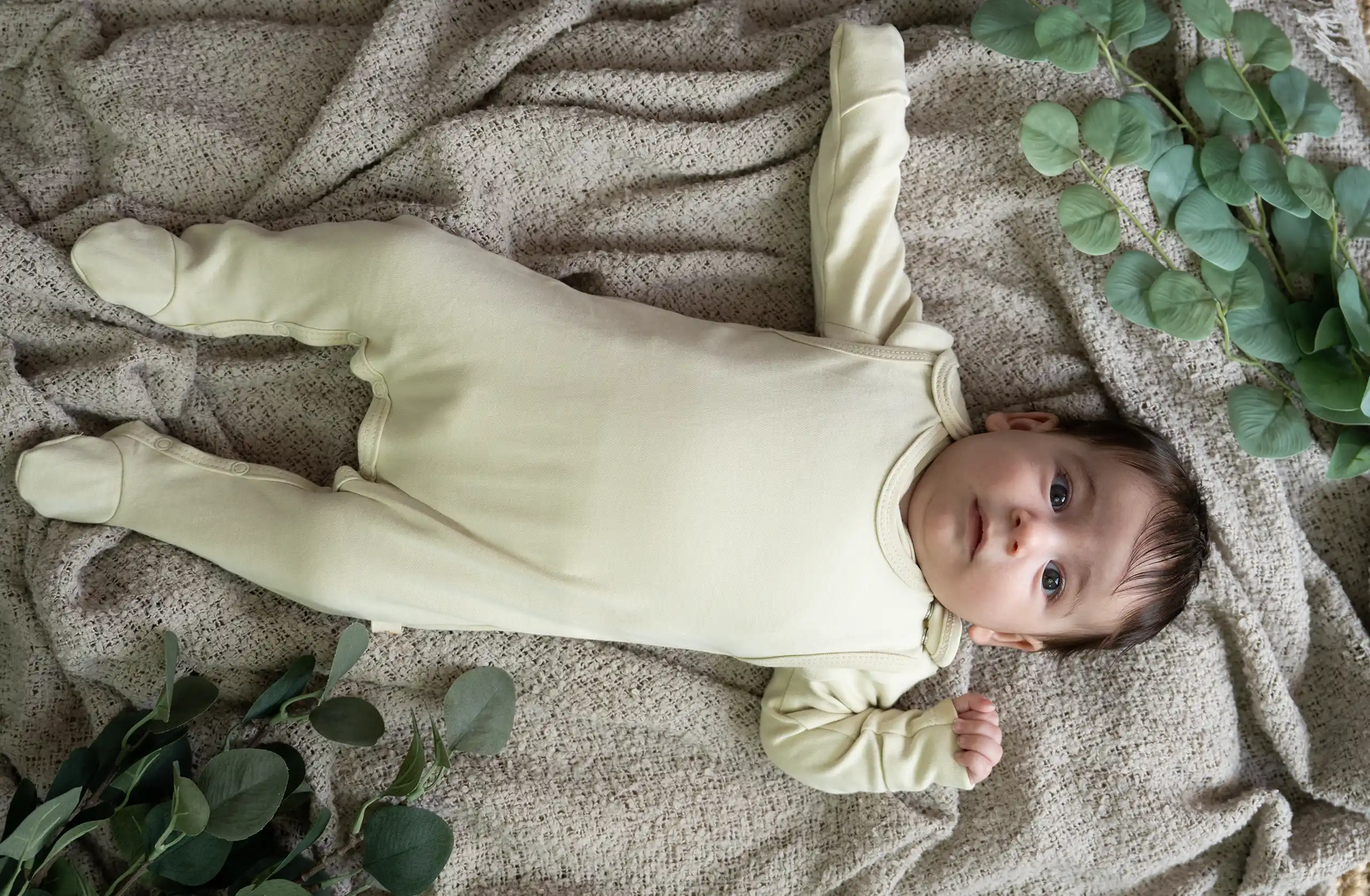 Weicher Babystrampler in Creme-Gold ohne Ärmel - Perfekt für Neugeborene. Atmungsaktives Material für optimalen Tragekomfort. Babystrampler ohne Ärmel in Creme-Gold für Neugeborene
